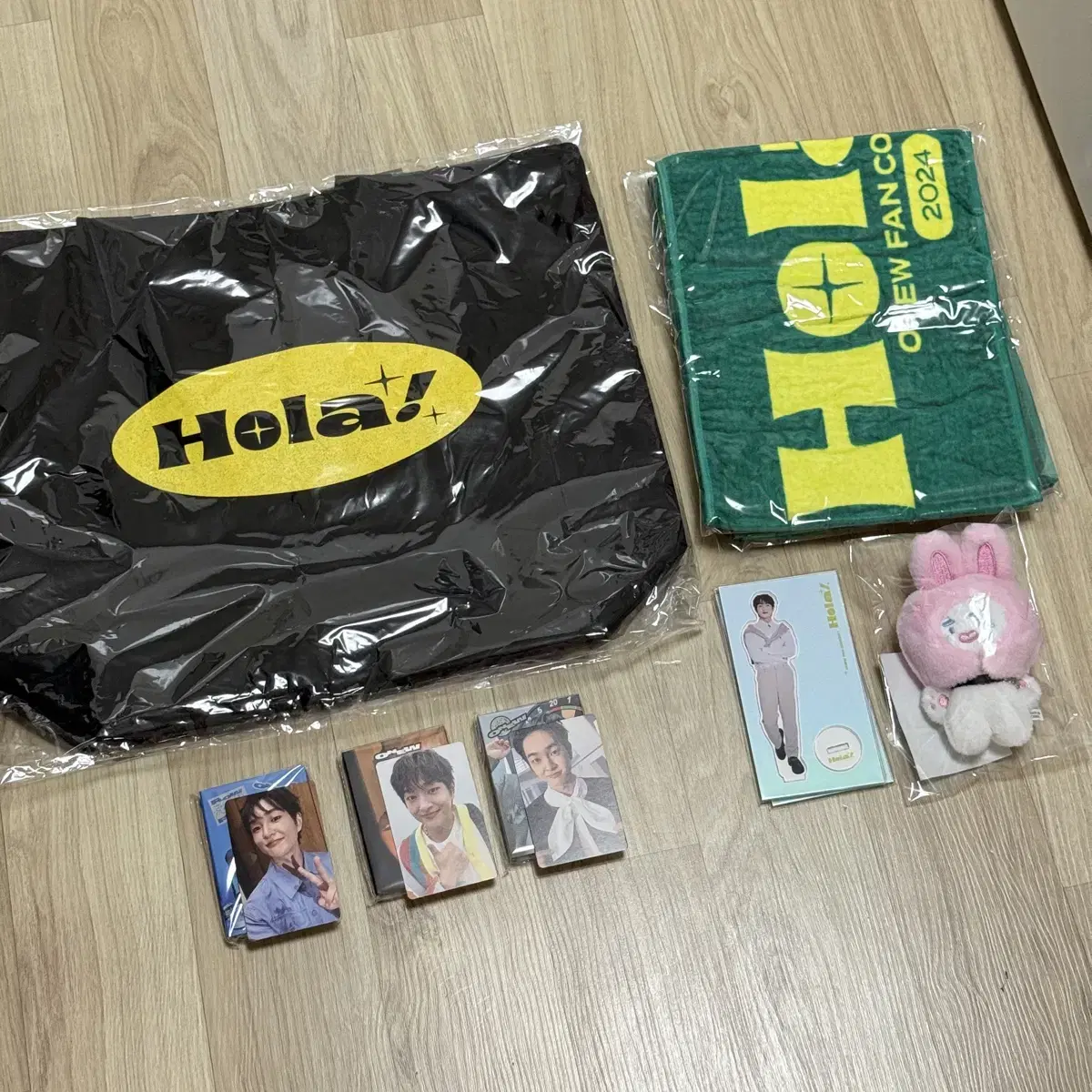 Onew Hola! fan con Japan Limited Goods