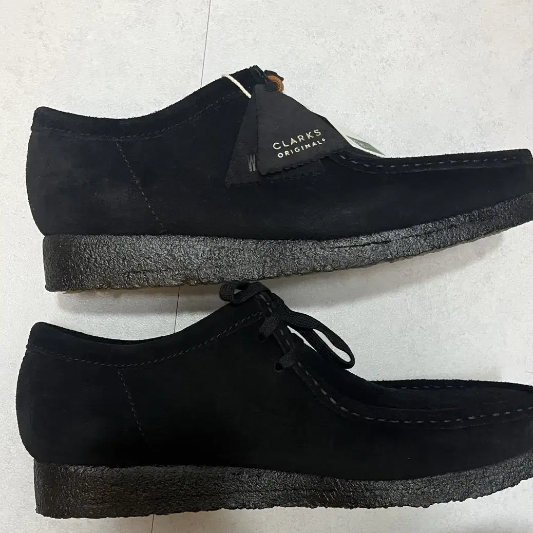 새제품 택o Clarks Wallabee Black Suede