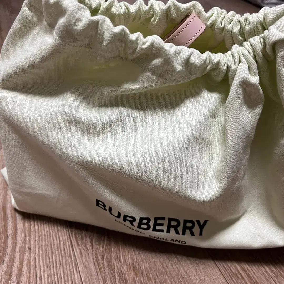 Burberry 버버리 TB 로고 미니 크로스백 로즈베이지