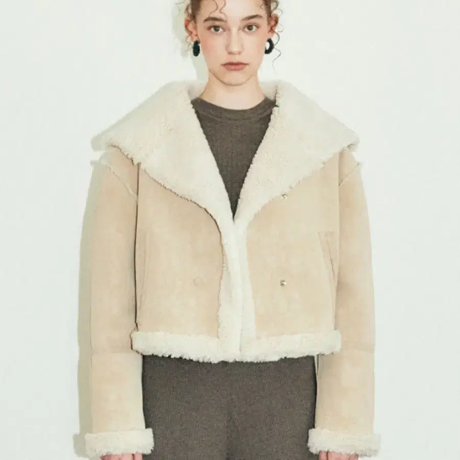 레이브 Reversible Shearling Mustang in Beig