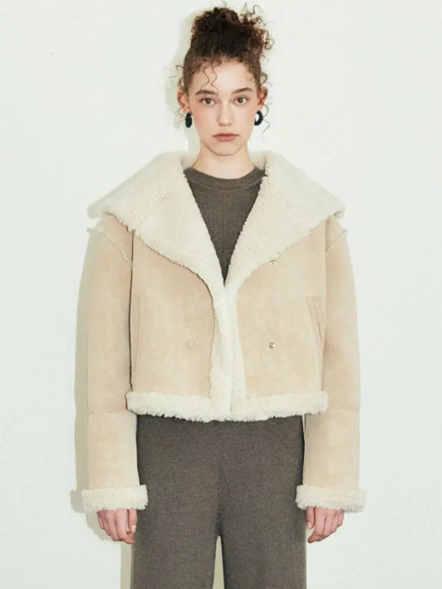 레이브 Reversible Shearling Mustang in Beig