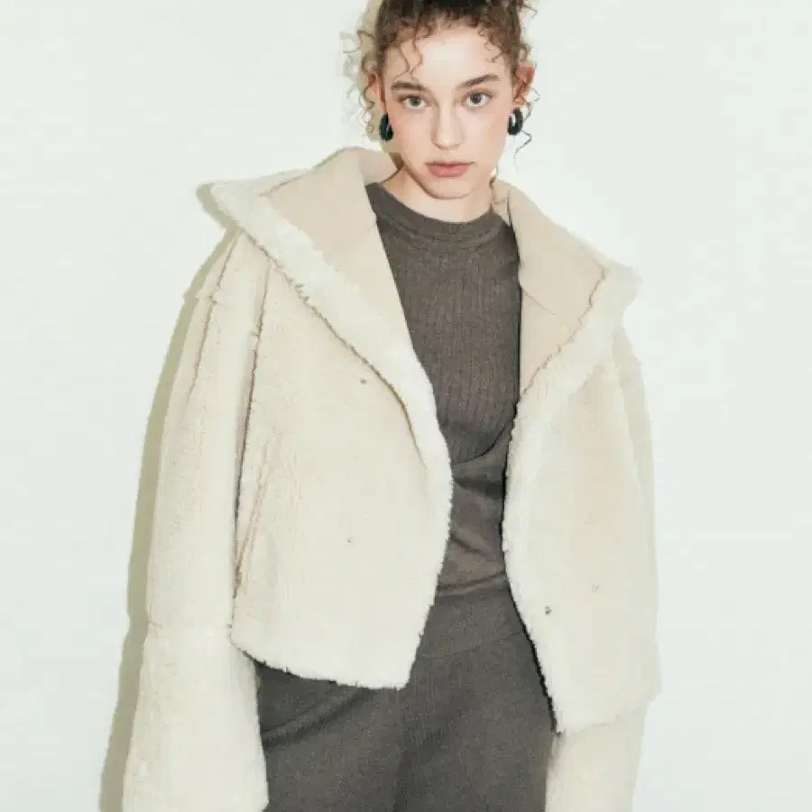 레이브 Reversible Shearling Mustang in Beig