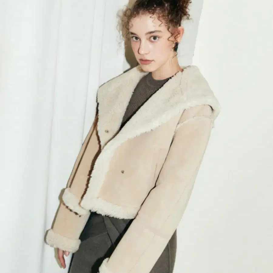 레이브 Reversible Shearling Mustang in Beig