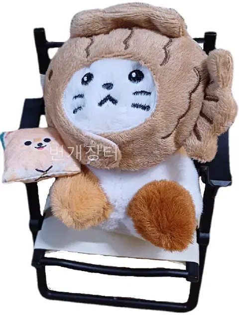 Daiso cat doll keyring + prop chair bulk for sale