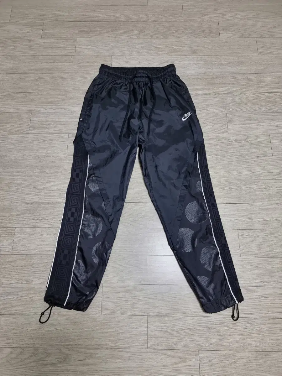 (30-32)Nike Yanis Lightweight Track Pants