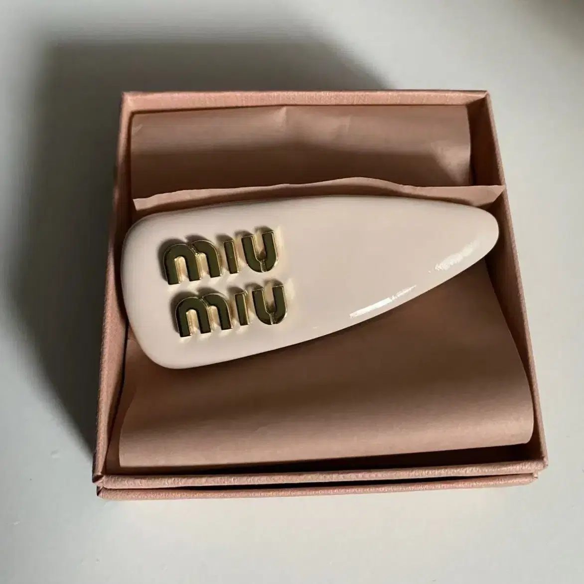 미우미우 miu miu 새로운 패션 핀