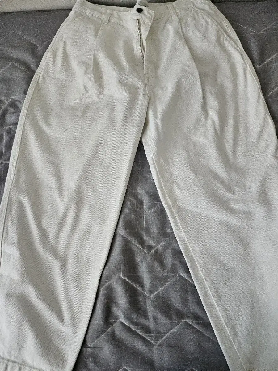 Non-Slouchy One-Tuck White Pants 32