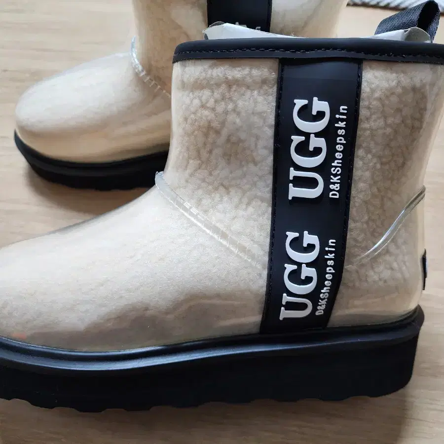 호주 어그 UGG 클리어 부츠 크림색상 8사이즈 약 245mm