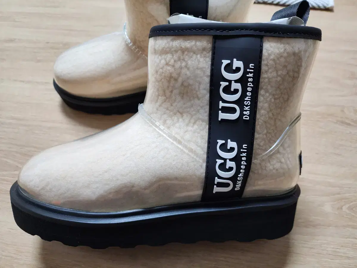 호주 어그 UGG 클리어 부츠 크림색상 8사이즈 약 245mm