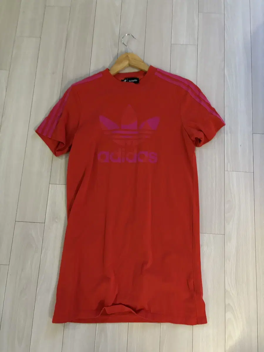 Genuine) Brand New) Adidas Red Vahn Vahn Tee XS