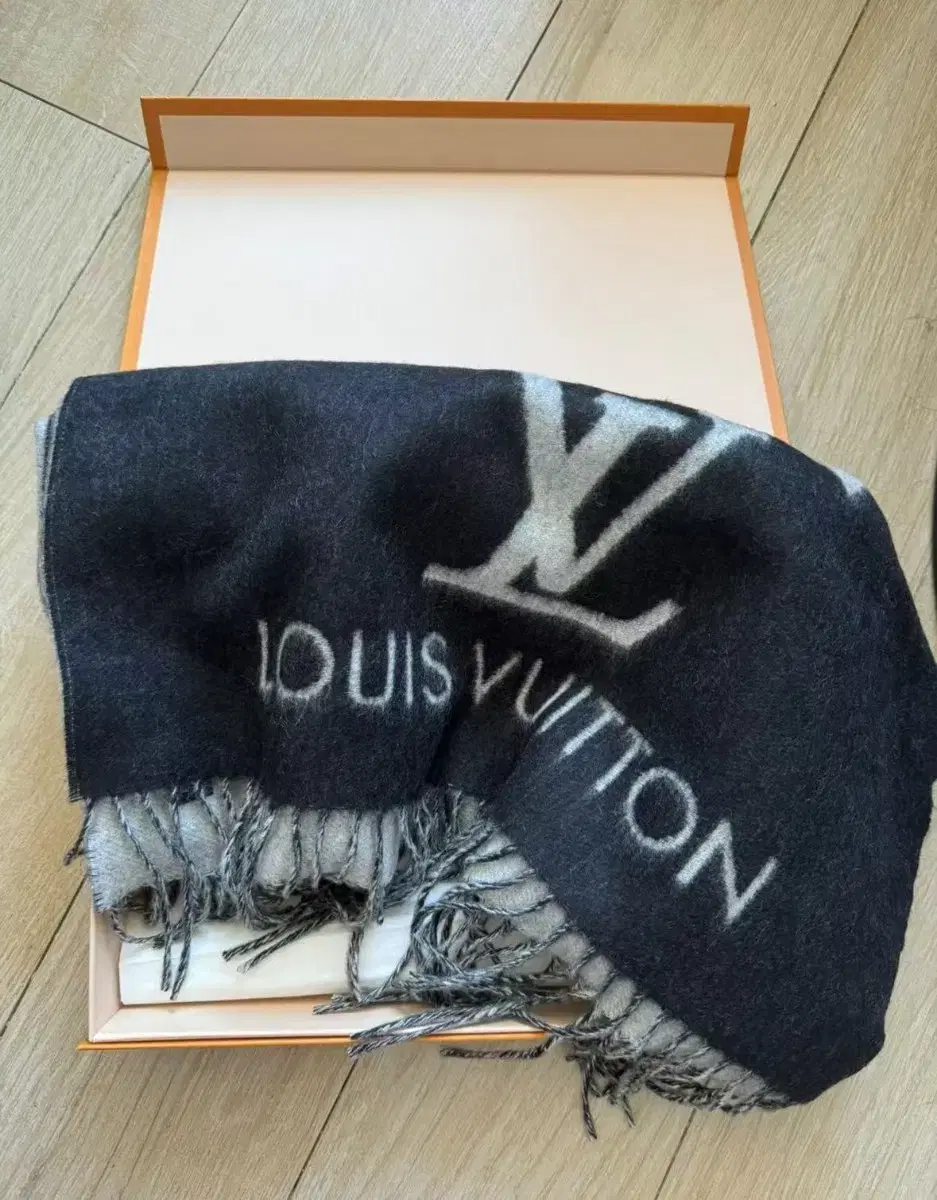 Louis Vuitton 거의 새로워진 패션 블랙 그레이 스카프