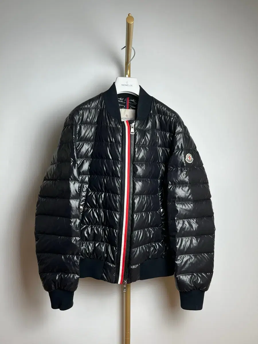 [3,Department Store New] Moncler Glossy Perouse Lightweight Padding