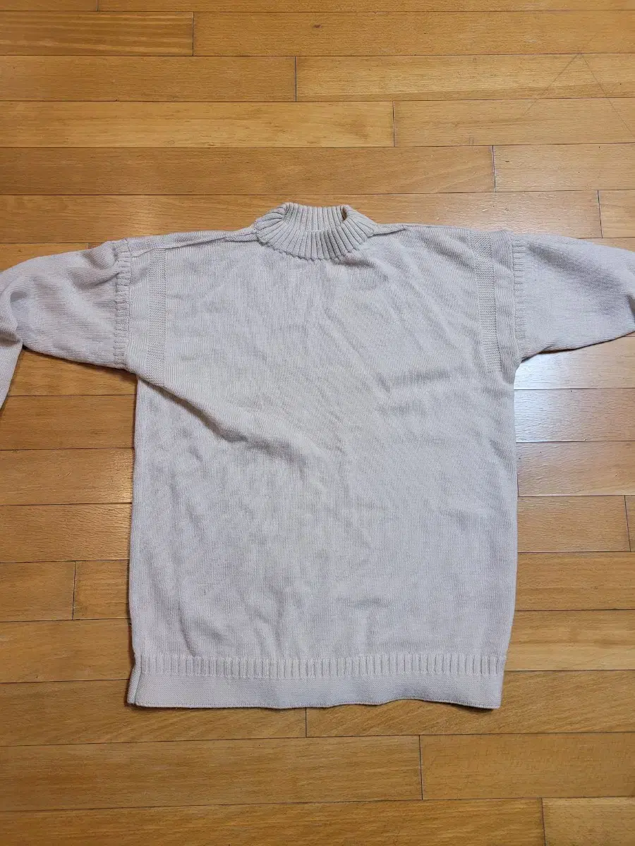 Selling a bundle of 2 Uniqlo tops 25,000 including shipping.