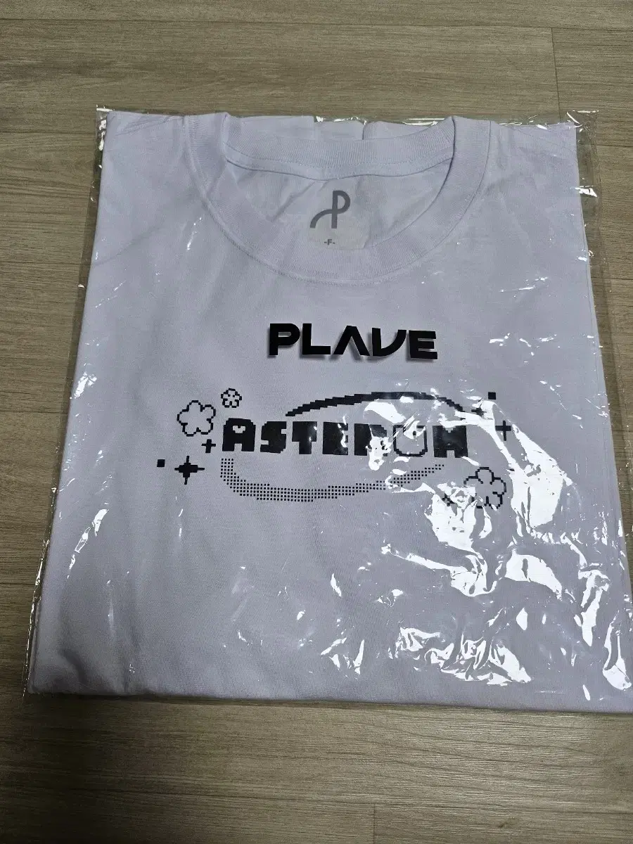 Plave bamby sells pixelworld t-shirts