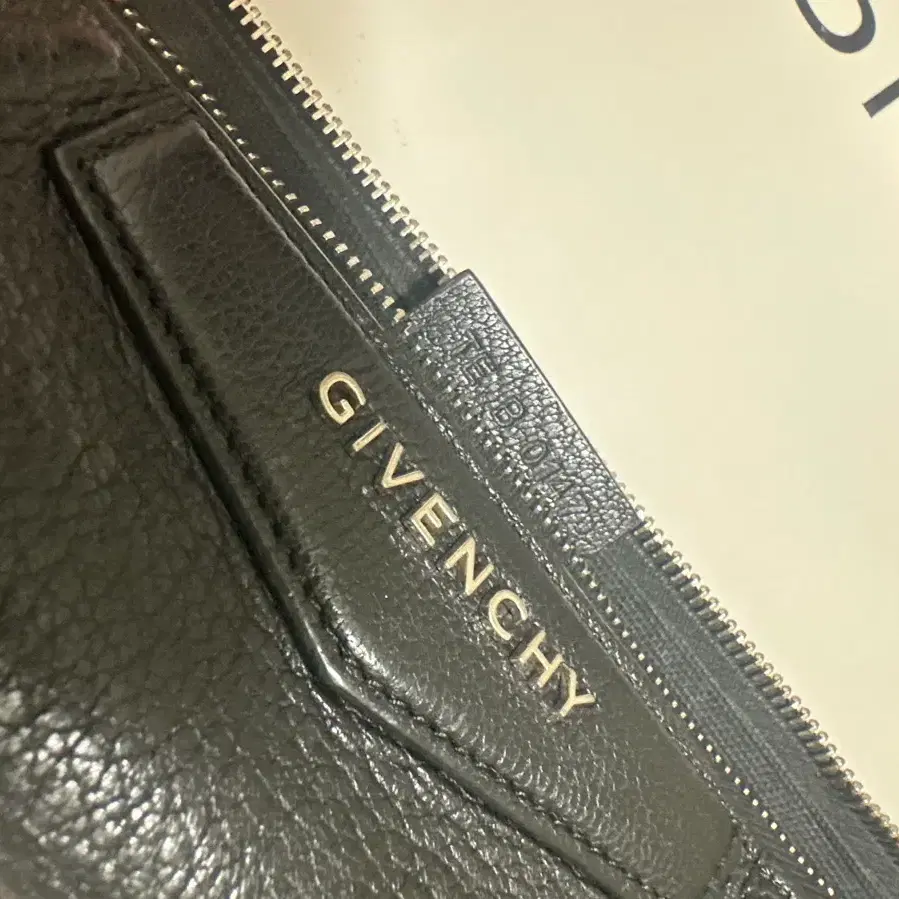 GIVENCHY 지방시 안티고나 클러치 파우치 L