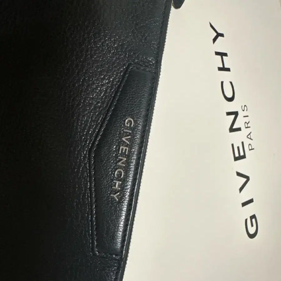 GIVENCHY 지방시 안티고나 클러치 파우치 L