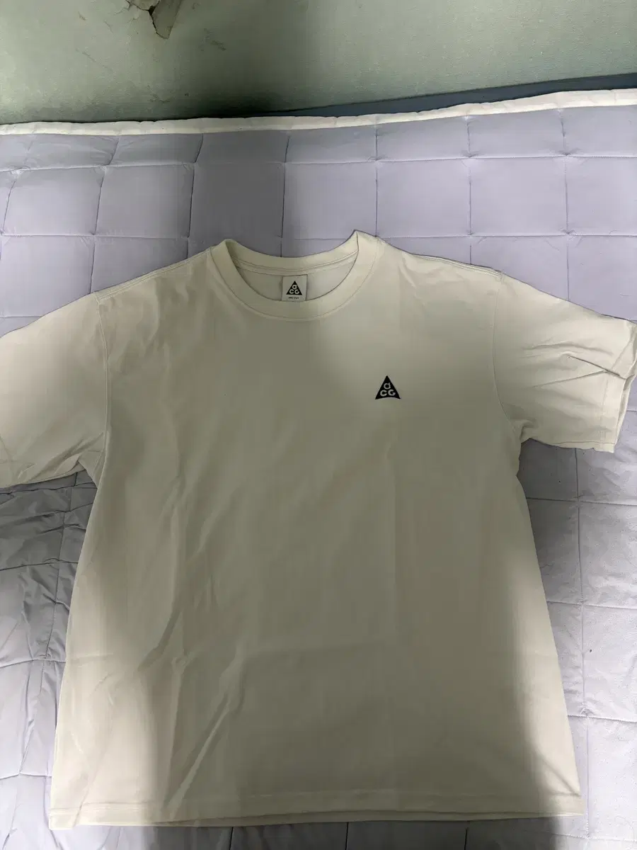 Nike ACG DryFit Vahn Tee White Size XL Sells new, never worn.