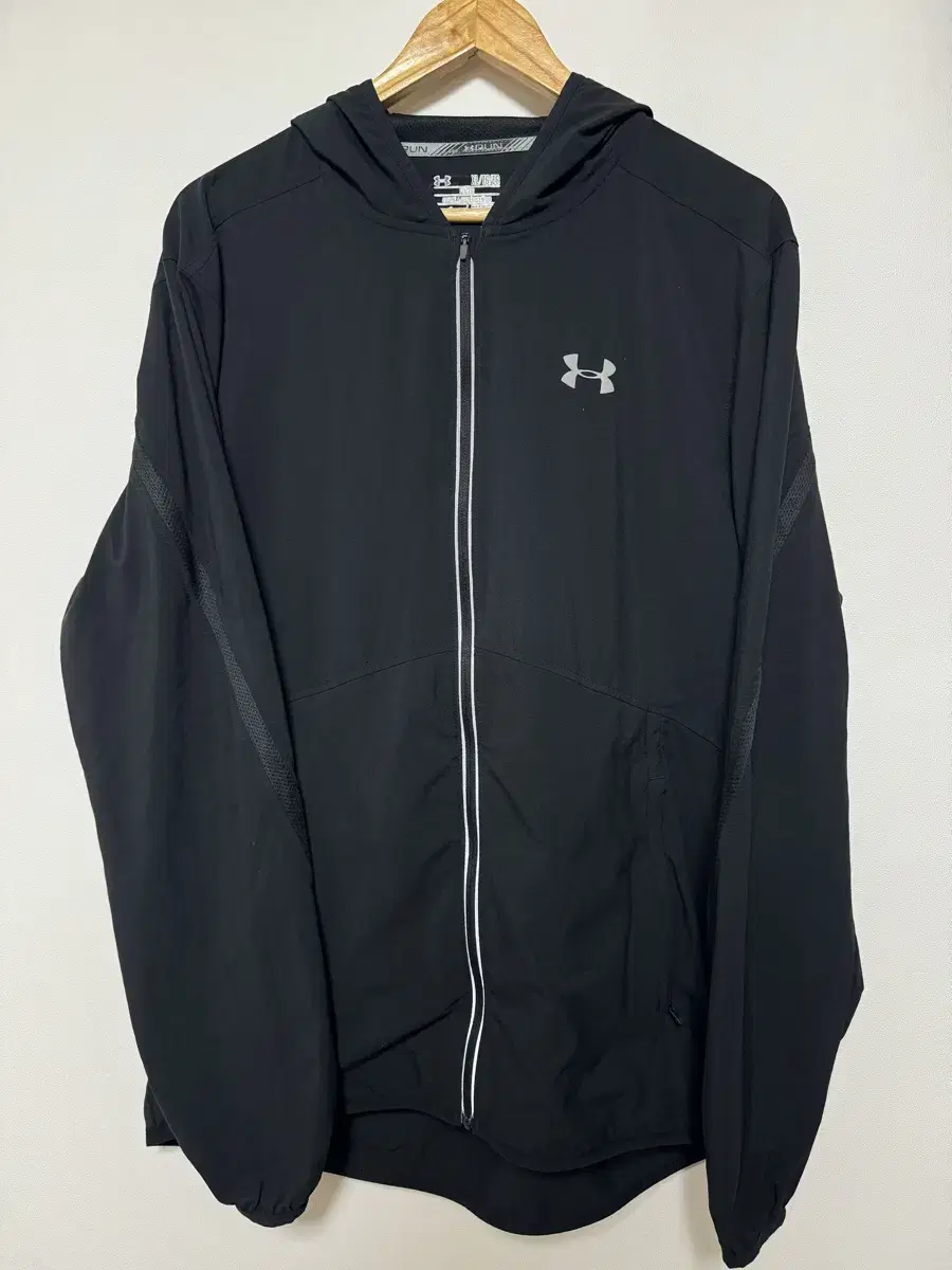 Under Armour Lightweight Windproof Hoodie 105 Black