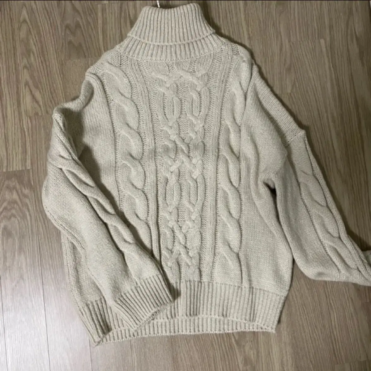 Ivory Pretzel Neck Pola Knit