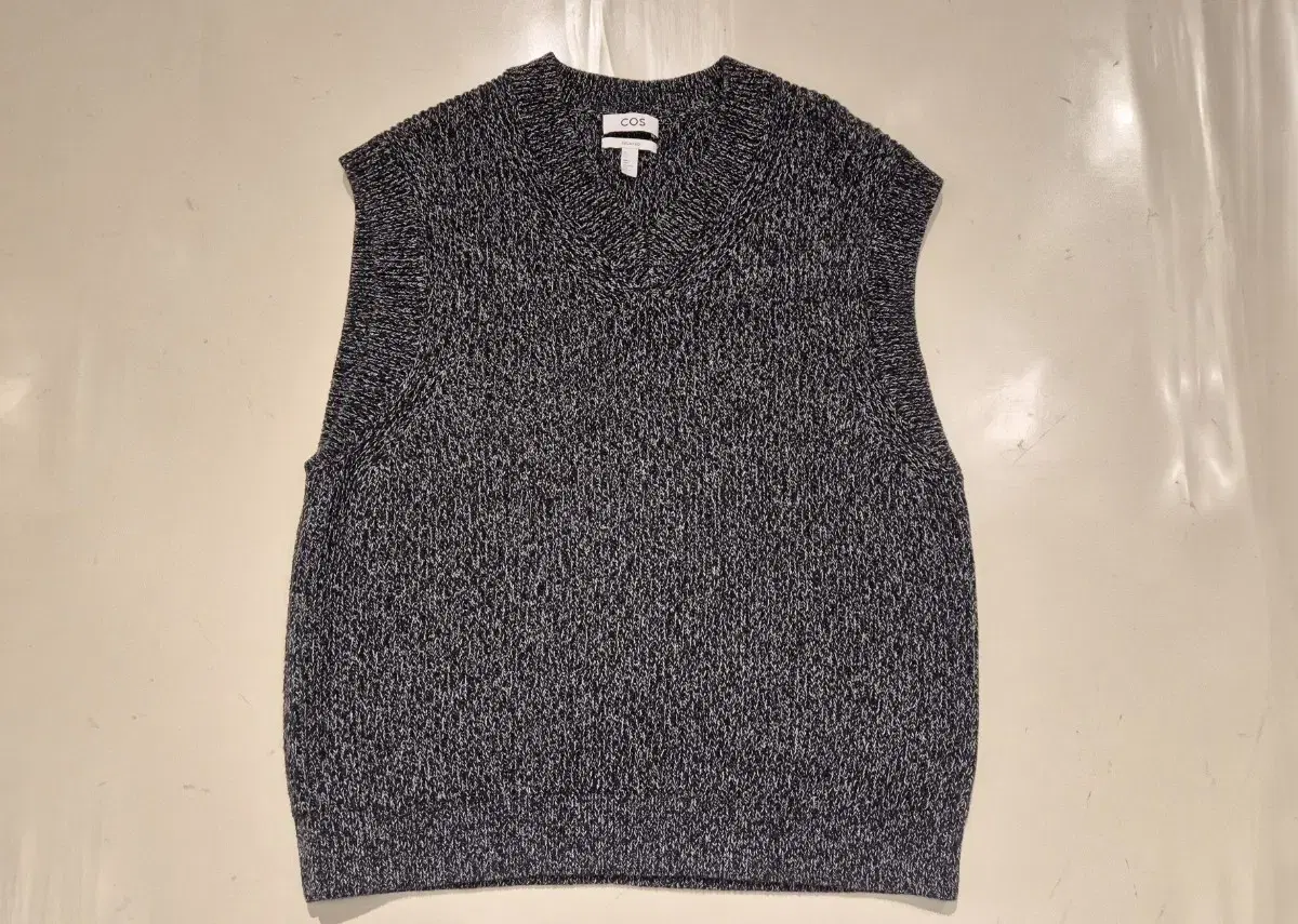 L~XL>COS Wool knit vest