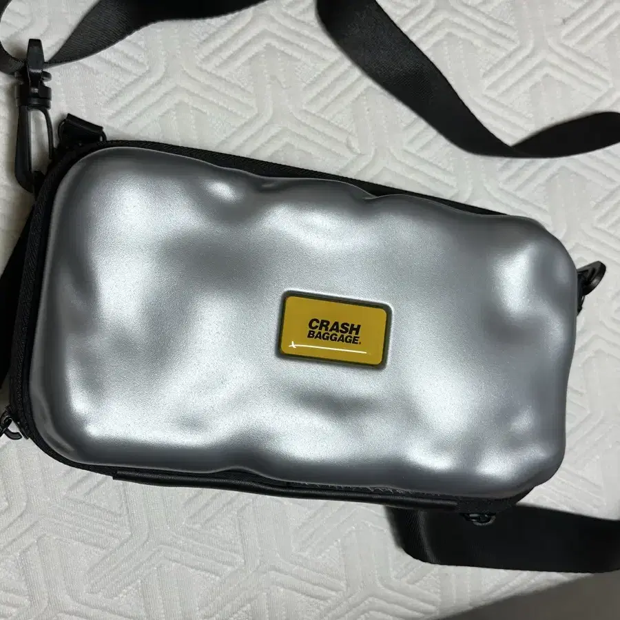 크래쉬배기지 MINI ICON SILVER 크로스백 CBG-2SAC370