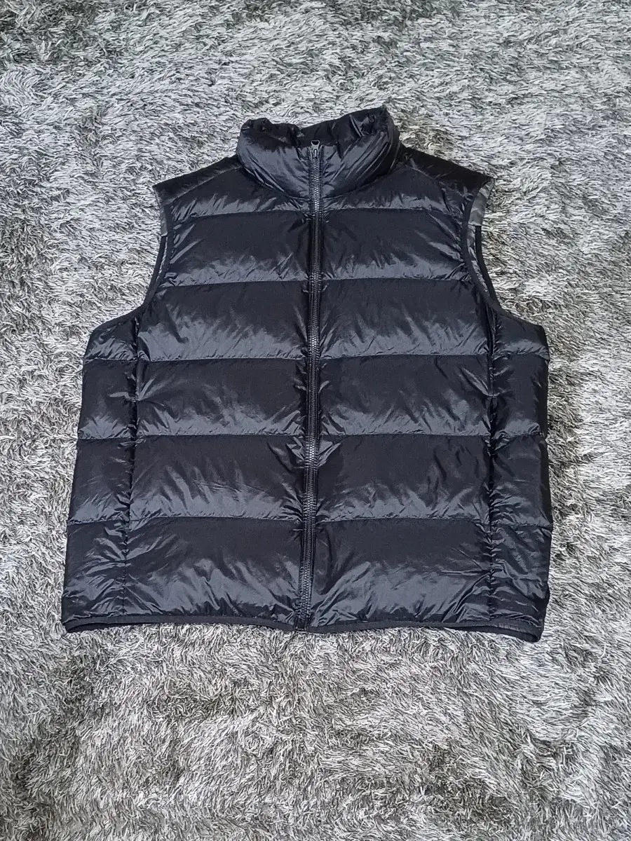 100 Uniqlo Ultra Lightweight Down Men's Vest Jo