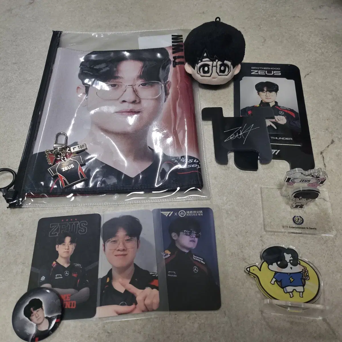 Zeus Goods (doll keyring+acrylic stand+photocard+badge+uniform keyring+slogan)