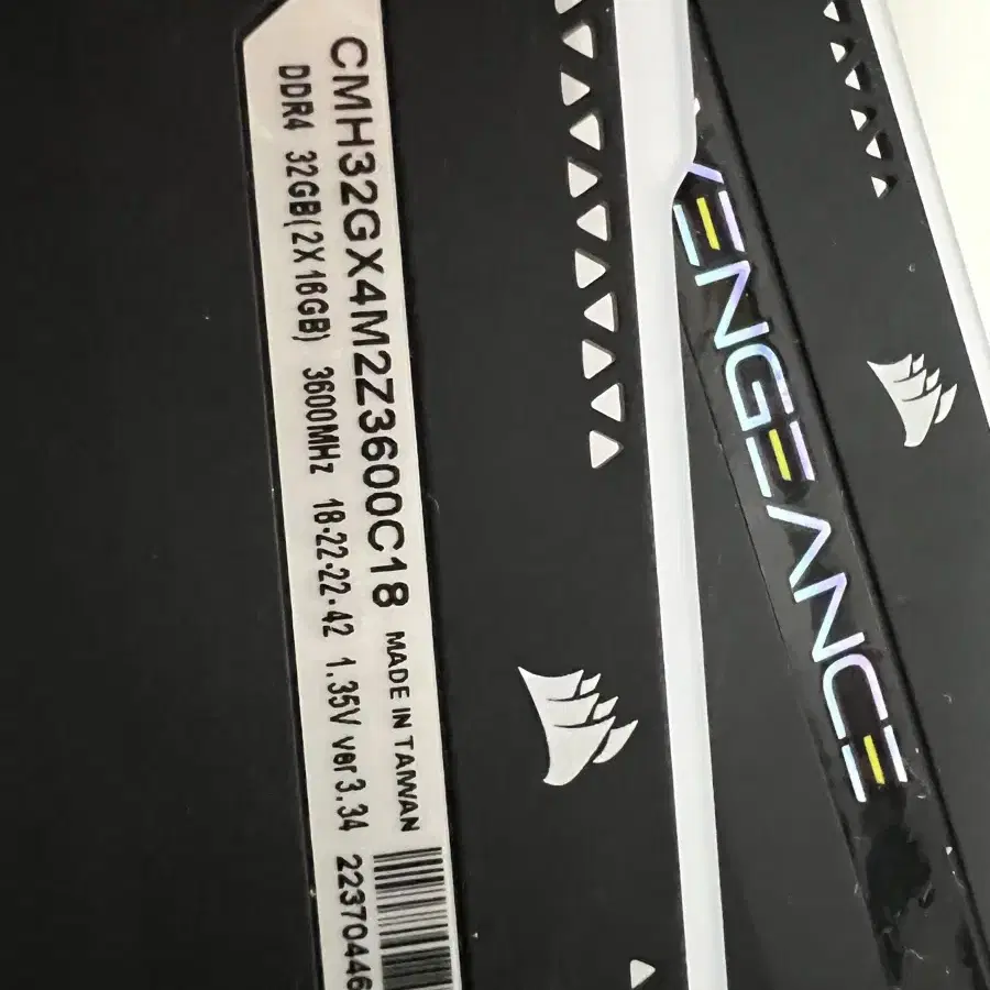 커세어 VENGEANCE DDR4-3600 메모 리 16*2 팝니다.