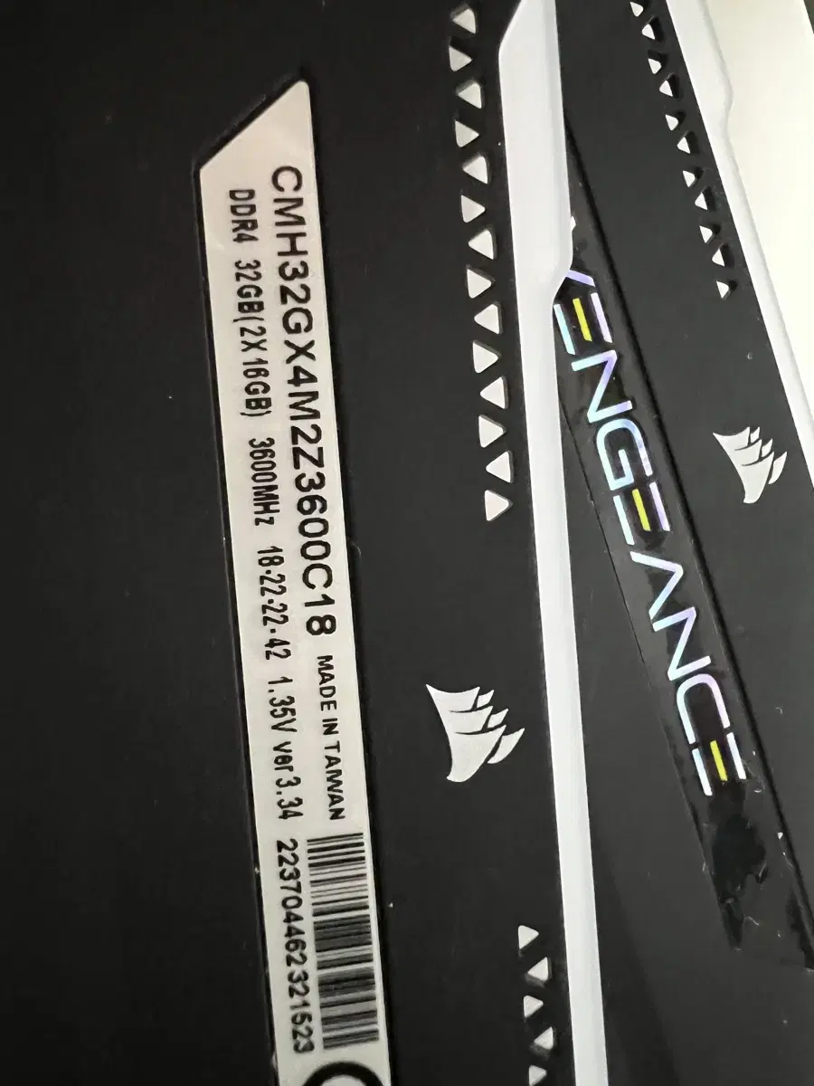 커세어 VENGEANCE DDR4-3600 메모 리 16*2 팝니다.