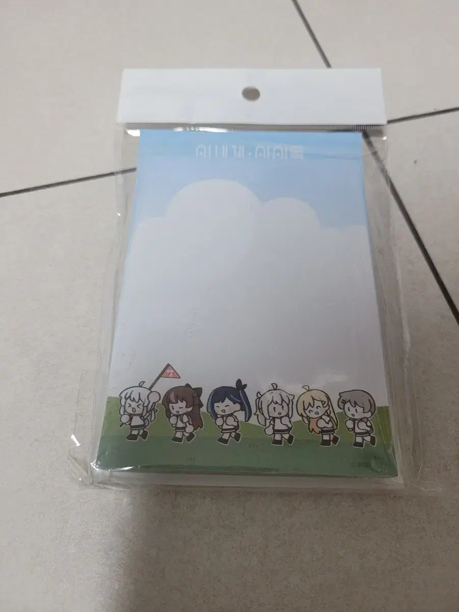 Sells ISEGYE IDOL notepads.