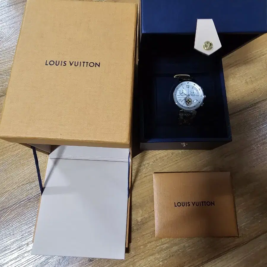 Louis Vuitton Q8G00 시계