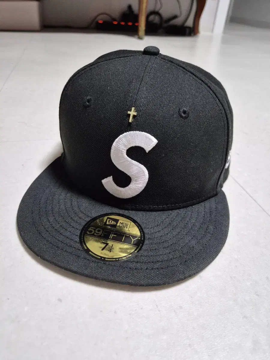 슈프림 뉴에라 골드크로스 스냅백 59fifty 714