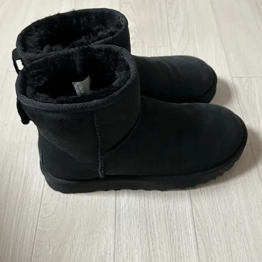 ugg 어그 클래식 미니2 블랙 us6w 230