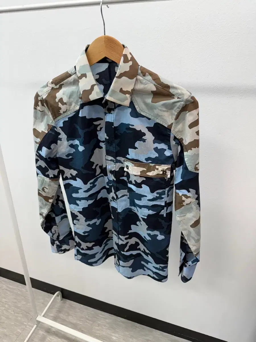 Slim95) Givenchy multicolor camouflage shirt