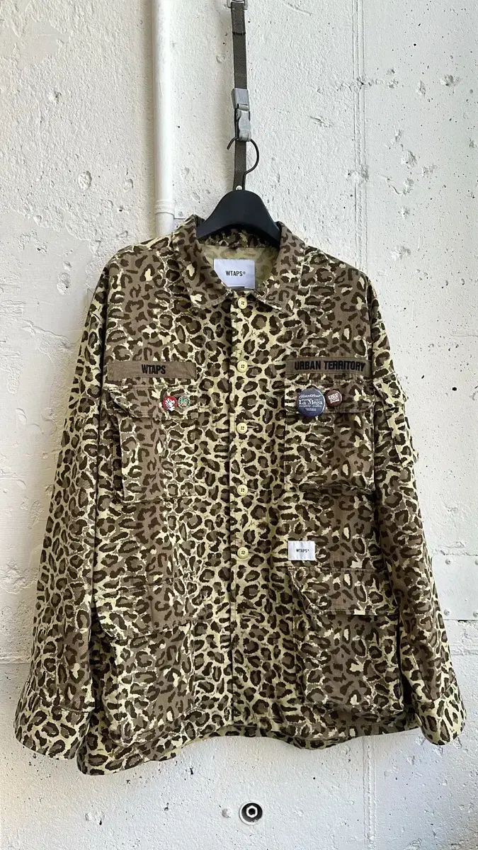 Double Tap Leopard Jungle Shirt L