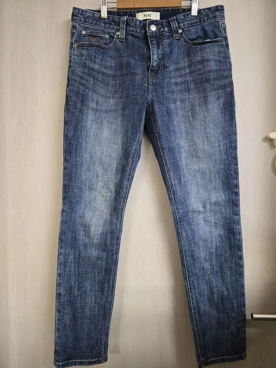 Flared jin kurz mid-rise jeans (size 31)