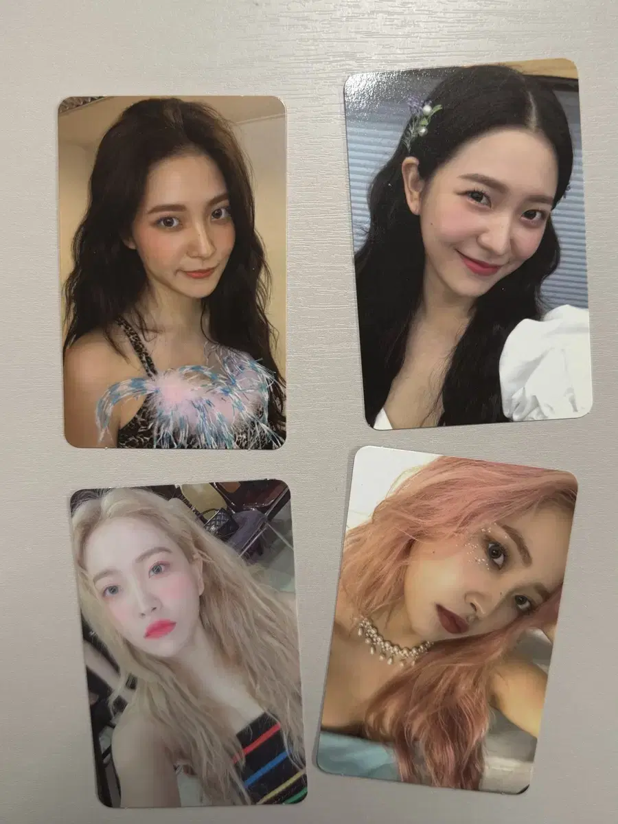 Red Velvet yeri power-ups, rib festival photocards.