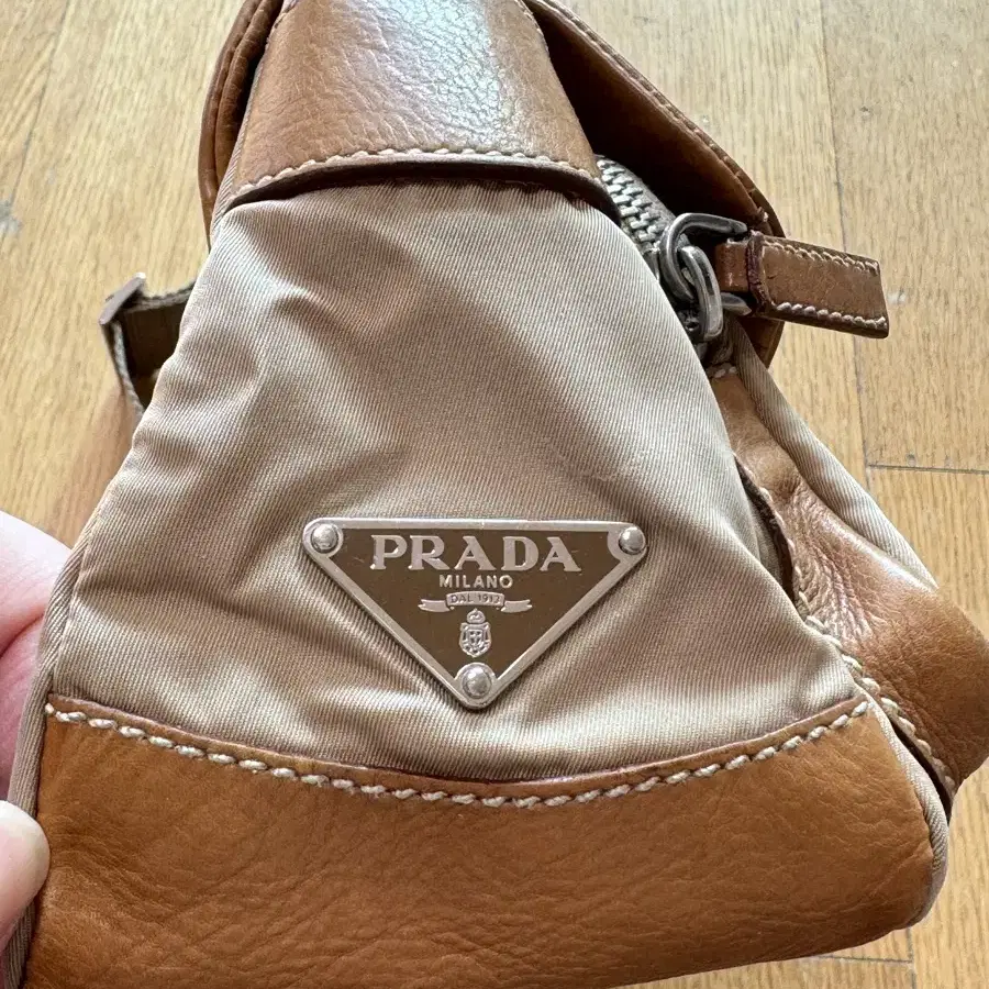 Prada 나일론 캔버스 레더 버클 숄더백