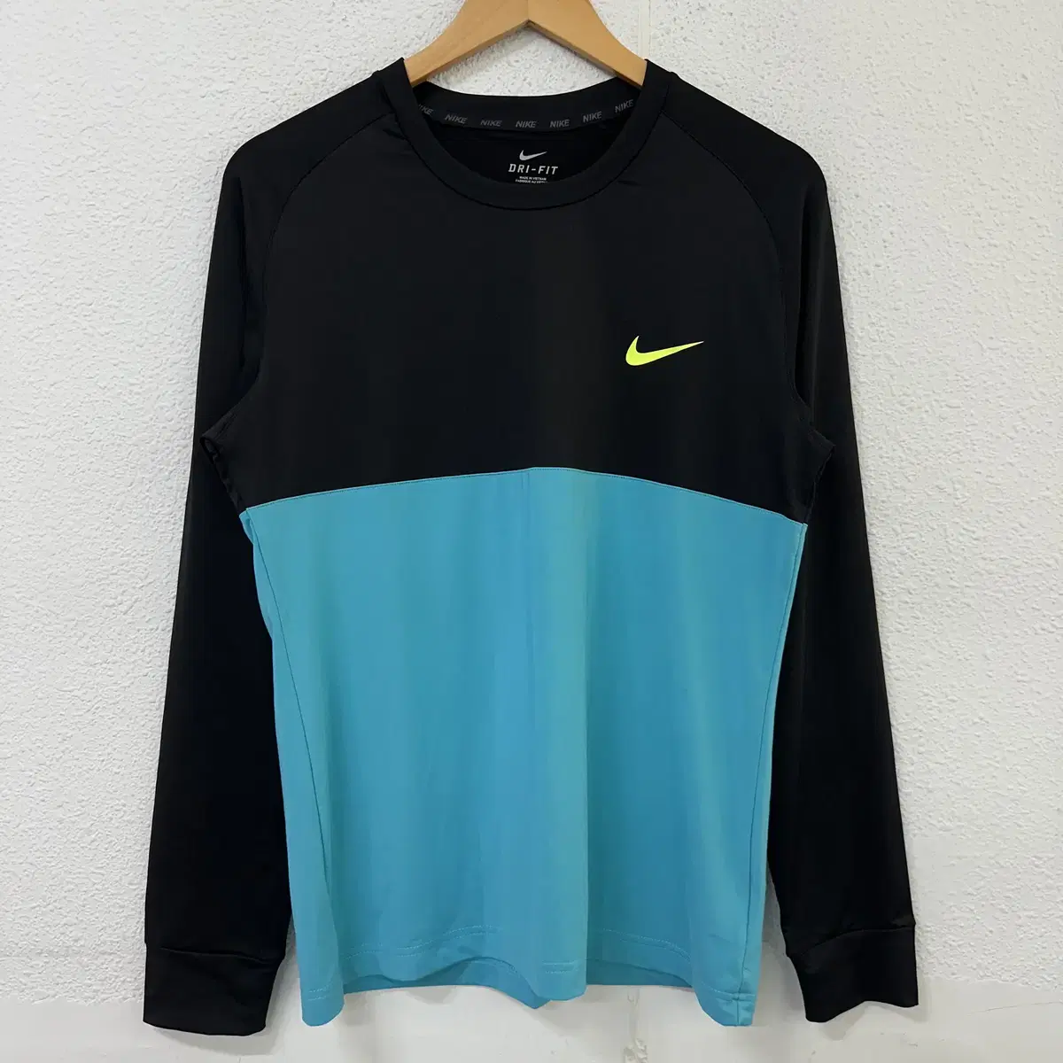 [L] Nike DryFit Colorblocked Long Sleeve Functional Long Sleeve T-Shirt 0775