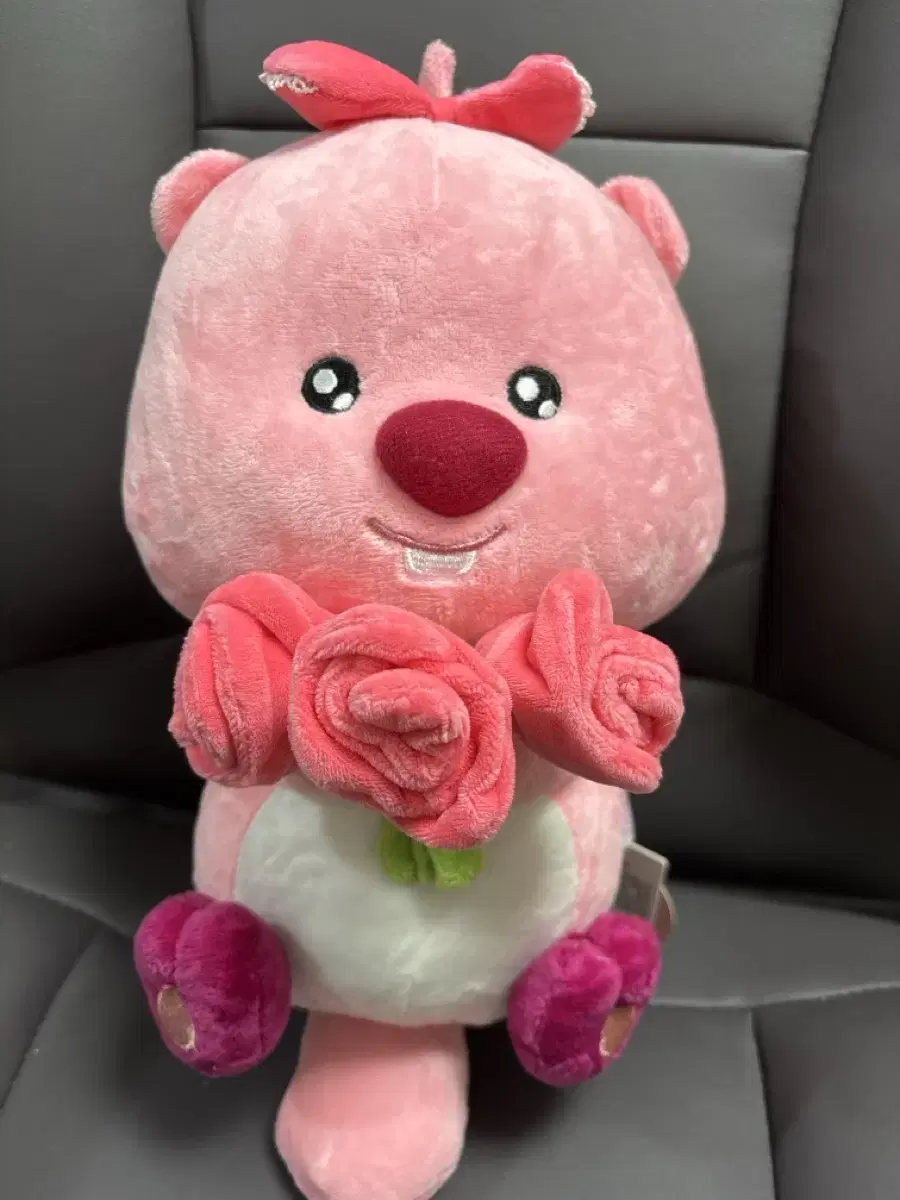 A bouquet of roses for a xanthan gumdrop doll with flowers.