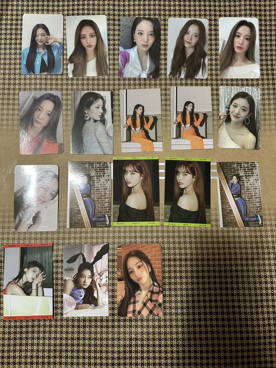 Sells Fromis 9 photo cards.