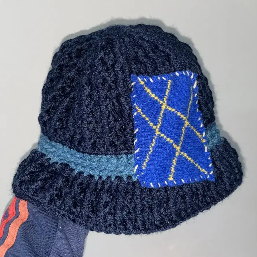 미수아 바흐브 Cross stripe bucket navy 니트모자