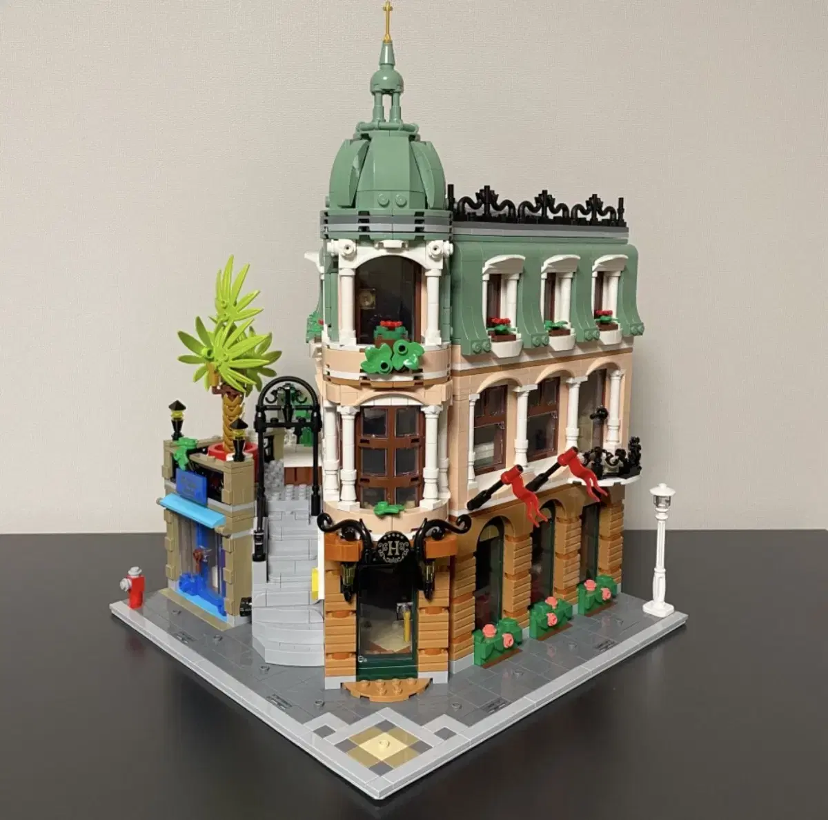 LEGO 10297 Boutique Hotel