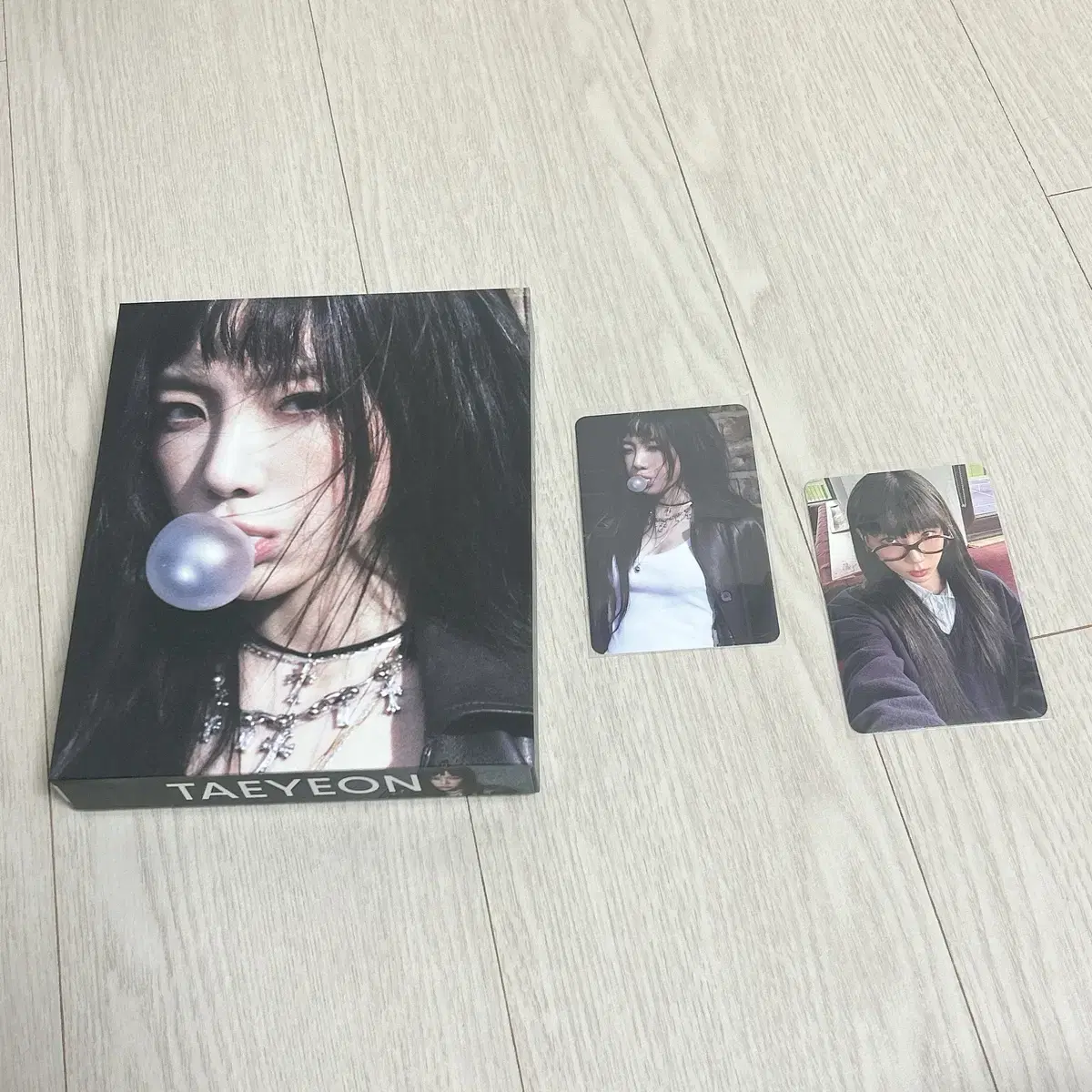 (Photocard) taeyeon Sells a mini 6-volume Letter to My Self version of the book.