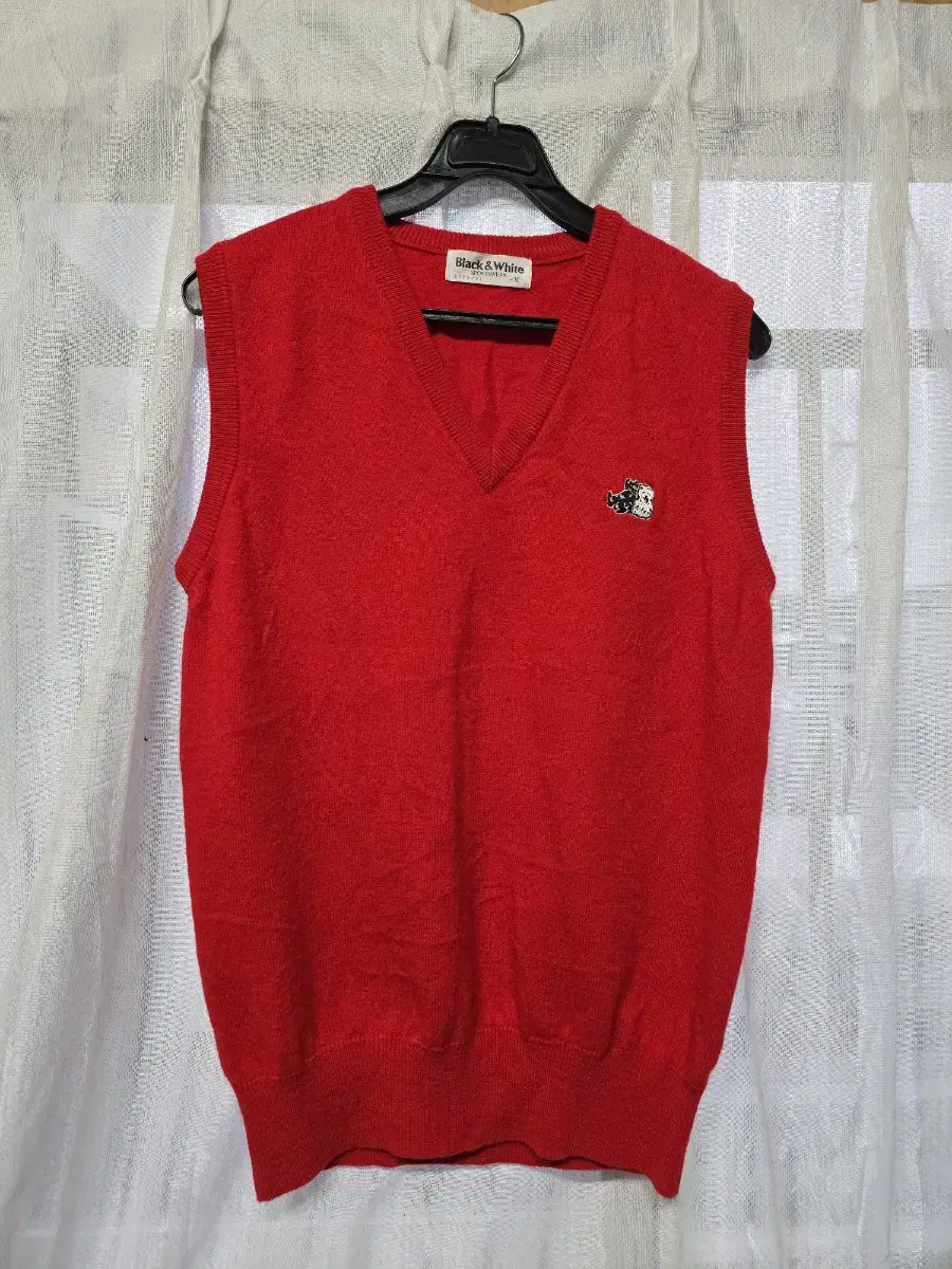 Black-and-white red knit vest