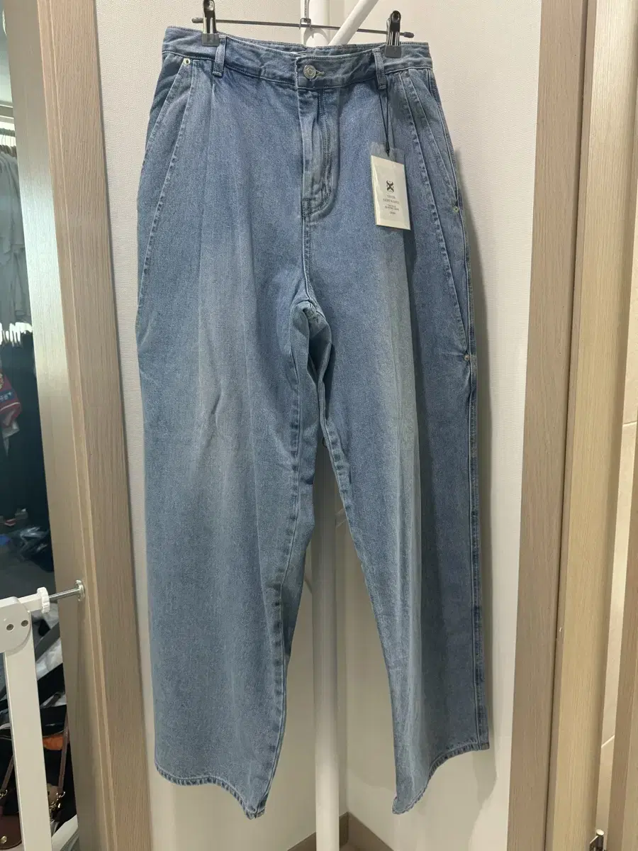 [M] Setter Wide Tucked Denim Pants