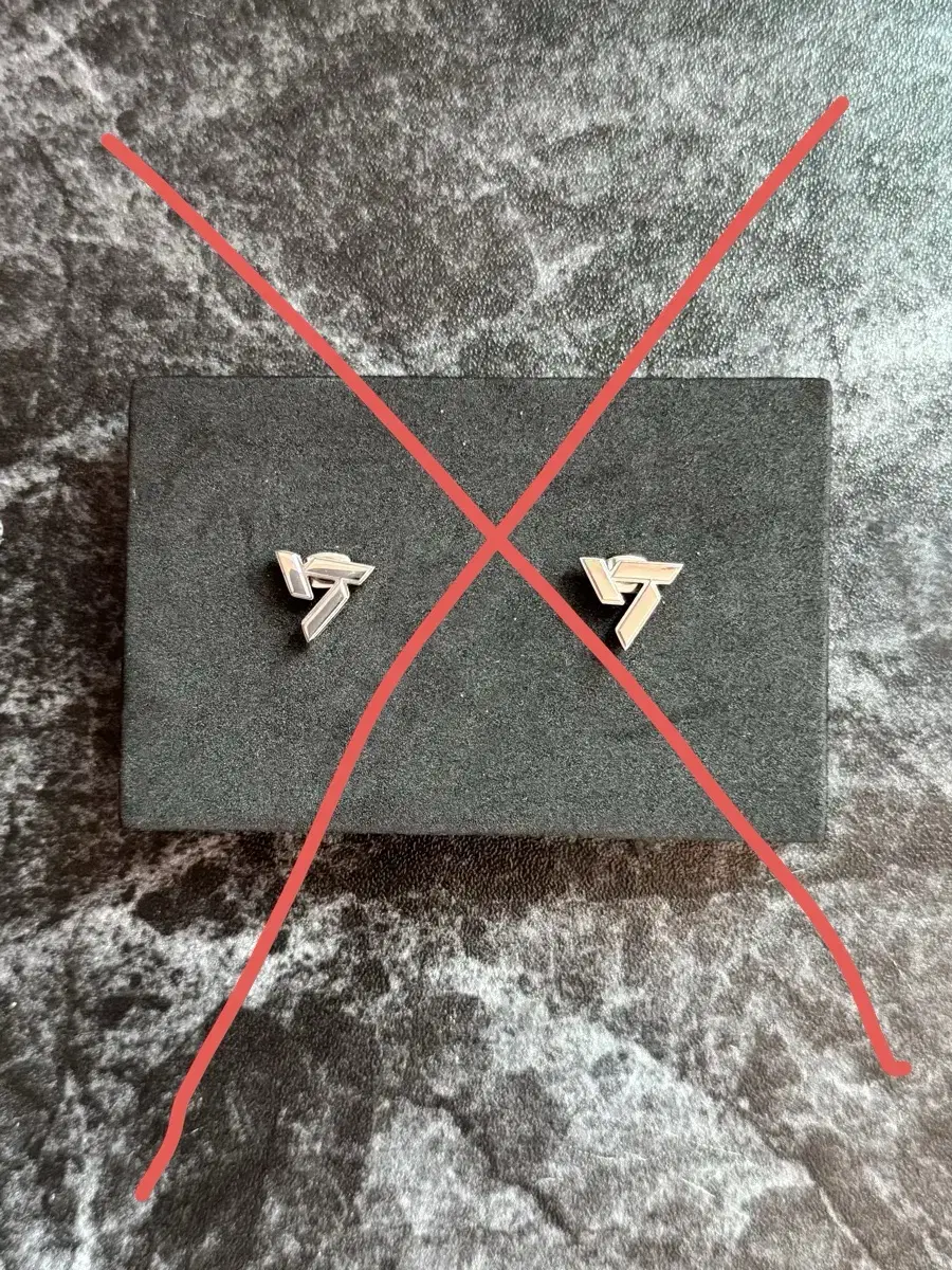 Team seventeen sells 8th anniversary earrings wts 