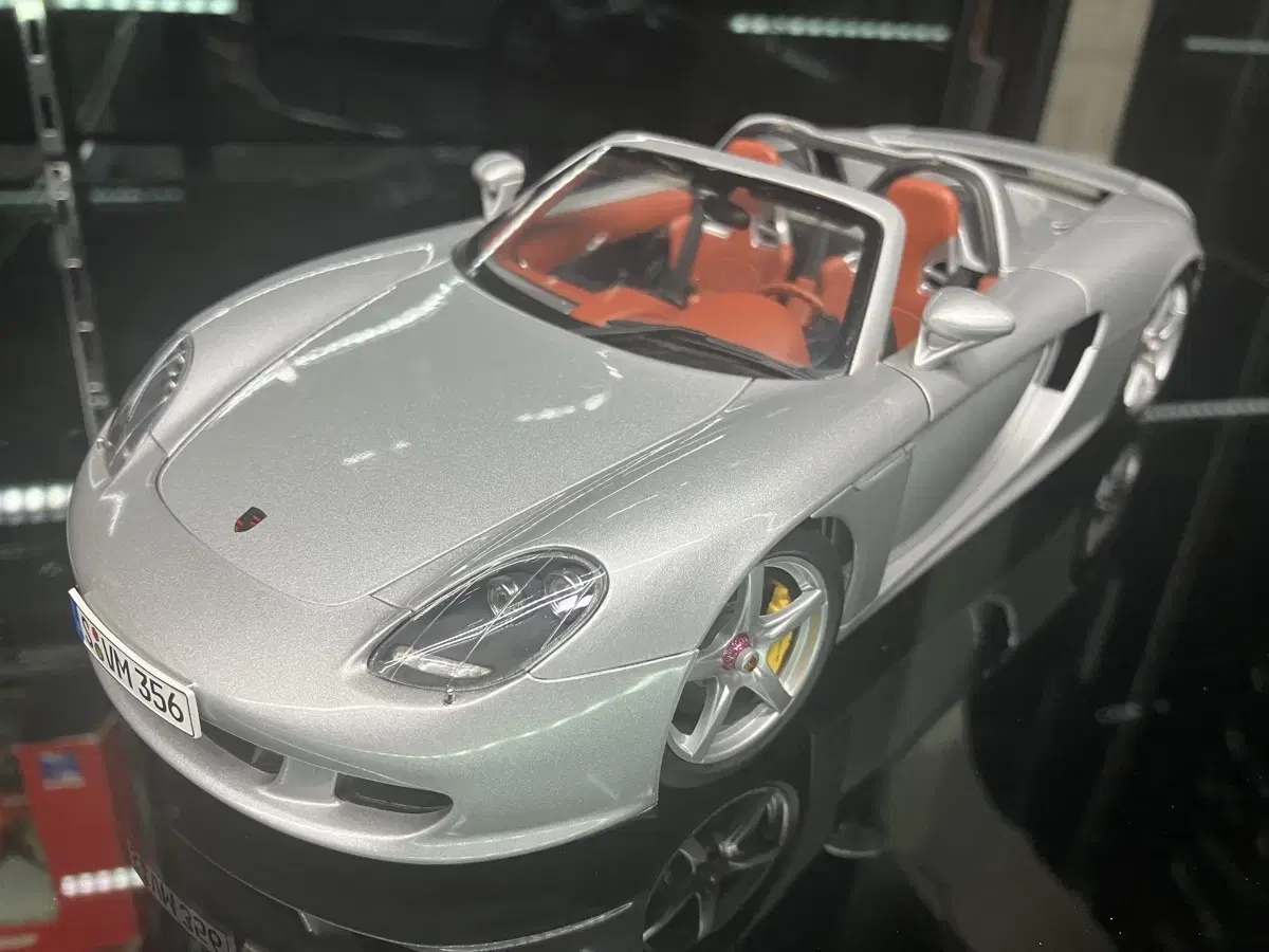 [Sold] 1:18Autoart Carrera GT(Silver) sold.