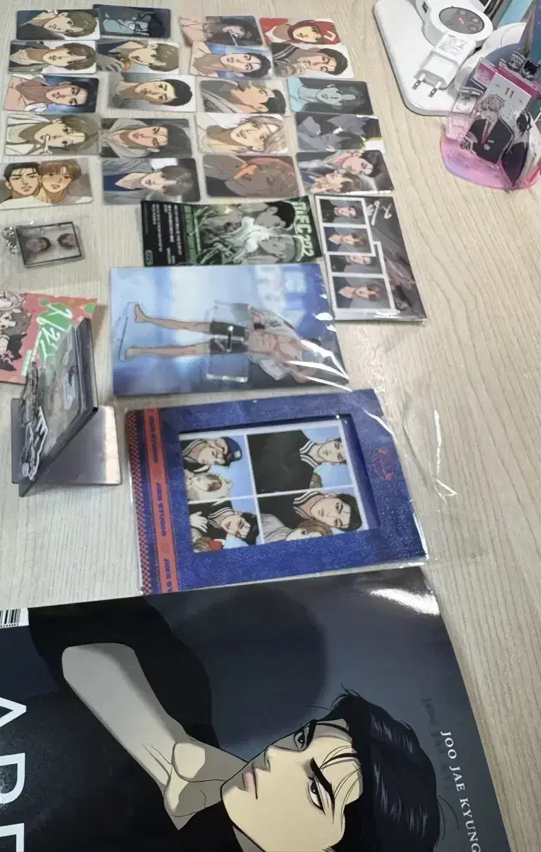 Bulk wts of jinxed goods (dvol photocards, sigils, photocard stands, etc.)