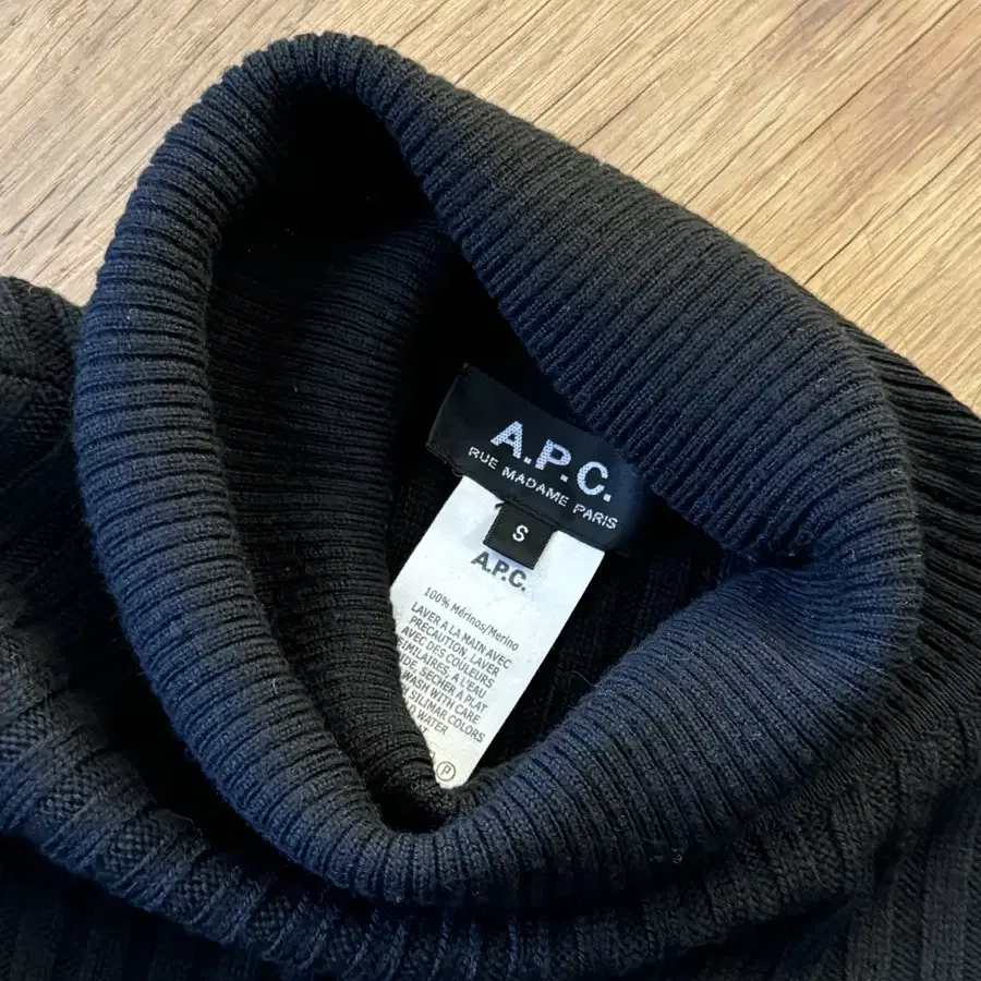 A.P.C. 목폴라